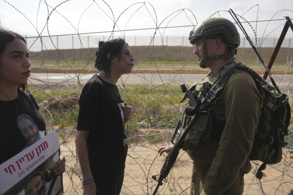 Einav Zangauker, mẹ của Matan, người bị Hamas bắt làm con tin ở Dải Gaza, cùng những người thân khác của các con tin cố gắng tiếp cận biên giới Gaza, được binh lính Israel hộ tống, kêu gọi thả họ và bày tỏ lo ngại rằng việc tiếp tục giao tranh ở Gaza sẽ khiến những người thân yêu của họ gặp nguy hiểm, ở miền nam Israel, thứ Ba, ngày 18 tháng 3 năm 2025. (Ảnh AP/Ohad Zwigenberg)