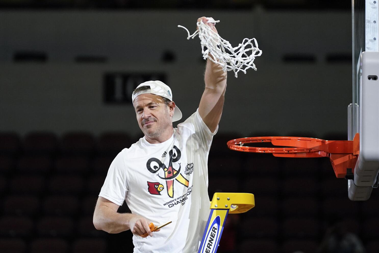 Louisville beats Michigan 62-50 to return to Final Four