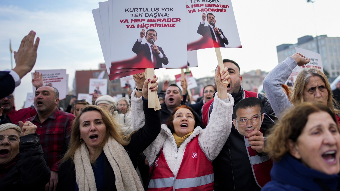 Turkey detains 10 officials, widening a crackdown on Istanbul's opposition-held districts