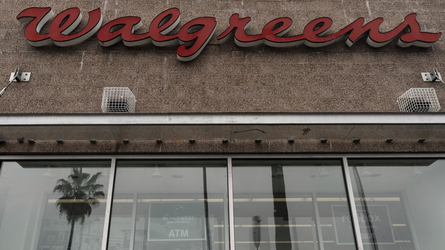 Walgreens намалява дивидентите си почти наполовина докато веригата аптеки се