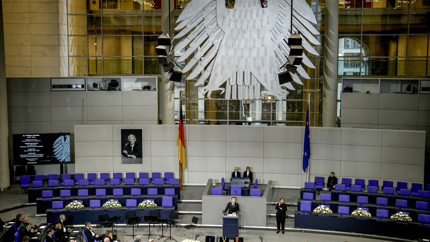 Германският парламент отдаде почит на Волфганг Шойбле, като Макрон изнесе реч пред мемориала
