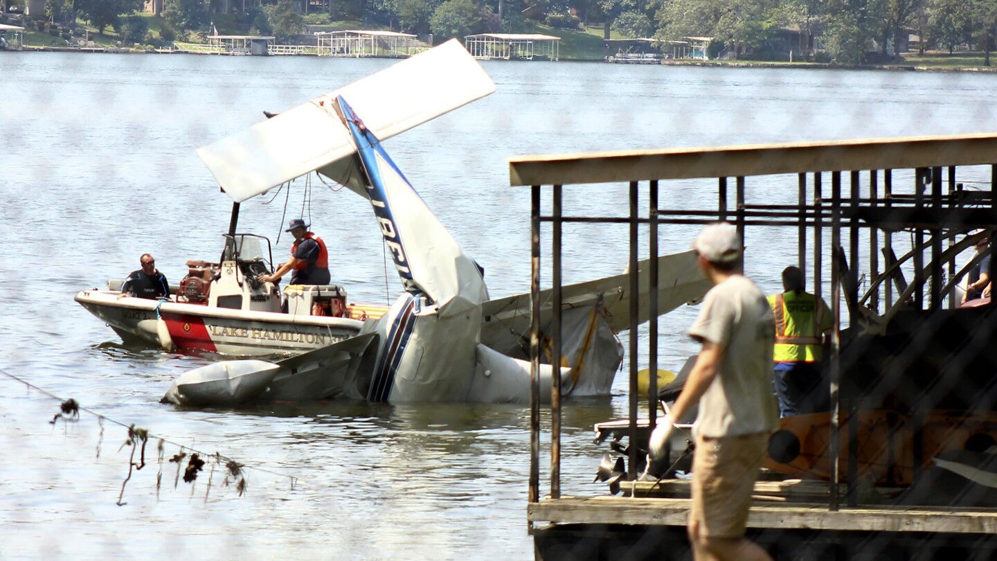 Plane crash in Arkansas lake kills pilot and injures passenger AP News