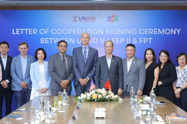 The signing ceremony was attended by FPT Corporation Senior Executive Vice President Nguyen The Phuong, FPT Software Senior Executive Vice President Nguyen Khai Hoan, and USAID/Vietnam Deputy Mission Director Bradley Bessire (Photo: Business Wire)