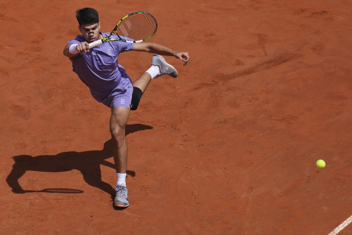 Alcaraz despacha a Lajovic en su regreso tras lesión en el Abierto de Italia
