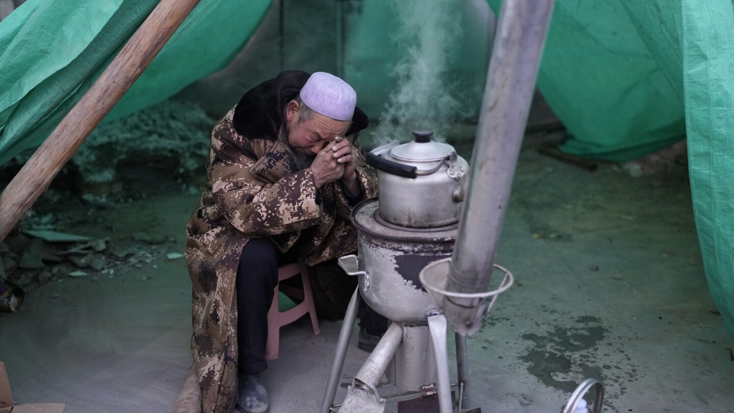 Động đất ở Trung Quốc: Những người sống sót chịu đựng nhiệt độ lạnh giá và thương tiếc người chết