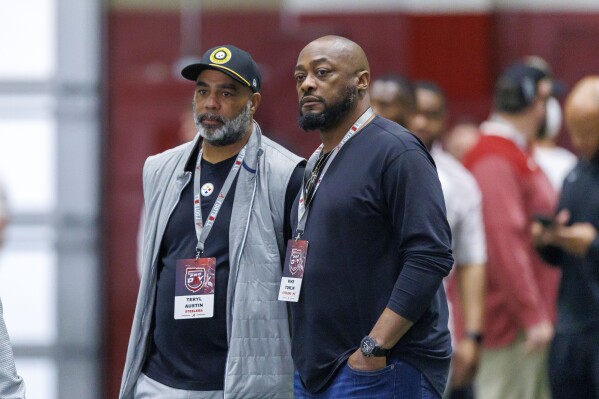Pittsburgh Steelers head coach Mike Tomlin, right, talks with his defensive coordinator Teryl Austin as they watch defensive line drills at Alabama's NFL football pro day, Wednesday, March 19, 2025, in Tuscaloosa, Ala. (AP Photo/Vasha Hunt)