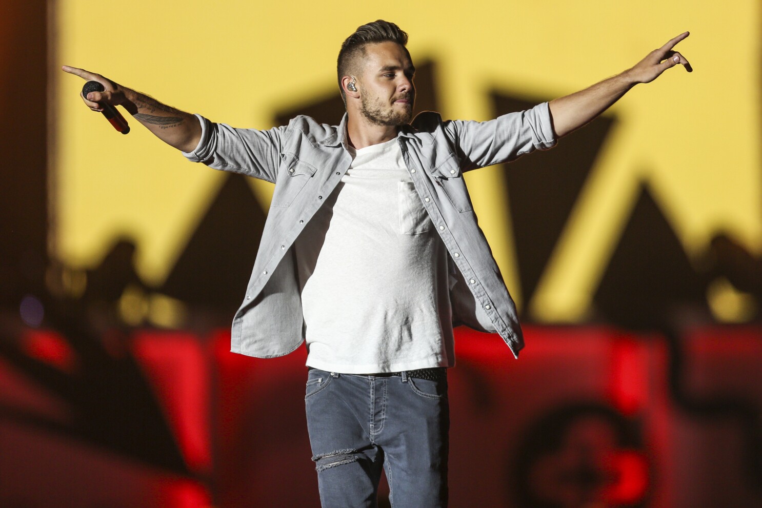 Liam Payne: Ex-One Direction star dies after fall from hotel balcony | AP  News