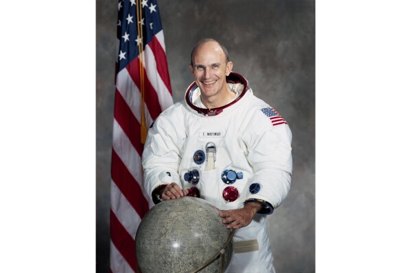 Esta fotografía publicada por la NASA muestra al astronauta Ken Mattingly. Mattingly, mejor recordado por sus esfuerzos en tierra que ayudaron a traer la nave espacial Apolo 13 dañada de regreso a la Tierra de manera segura, murió el martes 31 de octubre de 2023, anunció la NASA. (NASA vía AP)