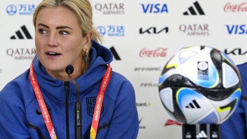 Lindsay Horan, dos Estados Unidos, fala à mídia durante a coletiva de imprensa da Copa do Mundo Feminina da FIFA em Eden Park, Auckland, Nova Zelândia, sexta-feira, 21 de julho de 2023.  (Foto AP/Abbie Parr)