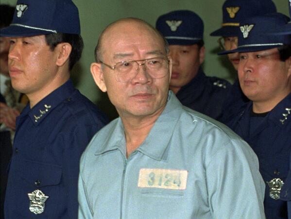 FILE - Former South Korean President Chun Doo-hwan enters the Seoul Court House dressed in prison garb for his first trial on corruption charges, in Seoul, South Korea, on Feb. 26, 1996. Former South Korean military strongman Chun, who crushed pro-democracy demonstrations in 1980, has died on Tuesday, Nov. 23, 2021. He was 90. (AP Photo/Yun Jai-hyoung, File)