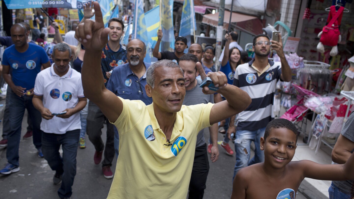 САО ПАУЛО AP — Бразилският футболен герой Ромарио се завърна
