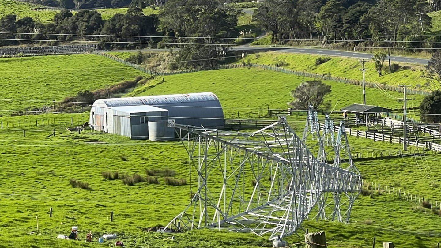Голяма част от далечния север на Нова Зеландия е без електричество, след като преносна кула падна