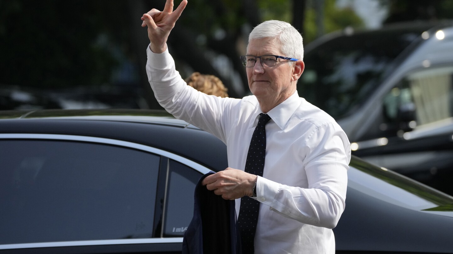 Главният изпълнителен директор на Apple казва, че компанията „разглежда“ производството в Индонезия