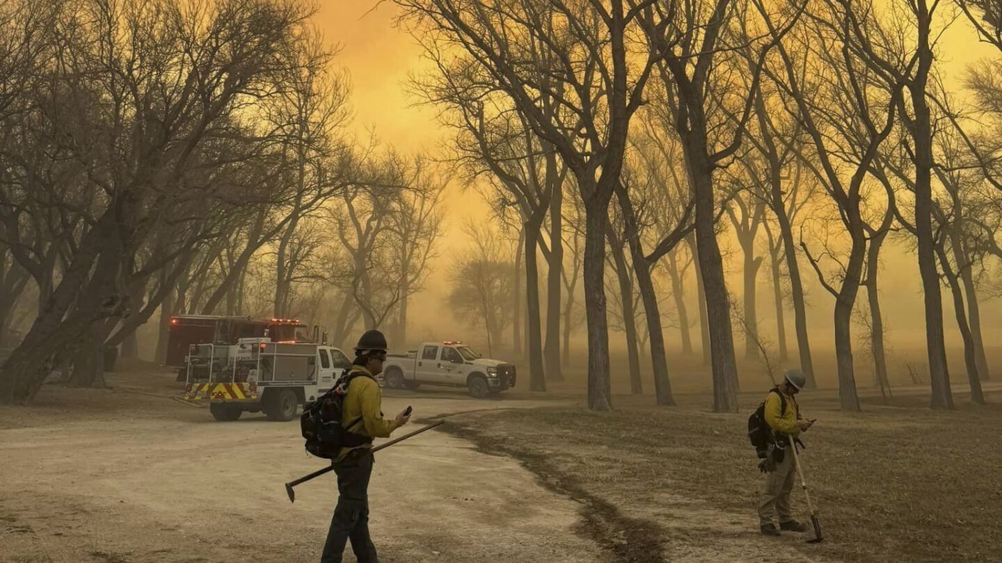 Защо пожарите в Texas Panhandle се разраснаха толкова бързо?