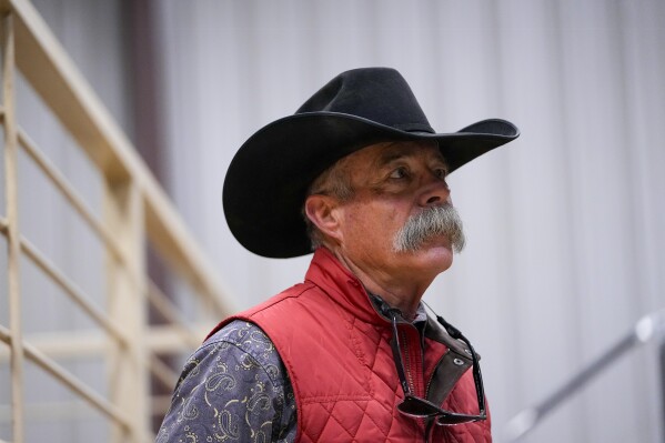 يتحدث بيل مارتن، مدير Lone Star Stockyards، إلى وكالة Associated Press حول التأثير الإقليمي لحريق Smokehouse Creek Fire على مربي الماشية المحليين، الجمعة 1 مارس 2024، في ويلدورادو، تكساس.  خلفت حرائق الغابات التي بدأت يوم الاثنين مساحات طبيعية متفحمة من الأراضي العشبية المتفحمة والماشية النافقة والمنازل المحترقة في جميع أنحاء ولاية تكساس بانهاندل.  (صورة AP / خوليو كورتيز)