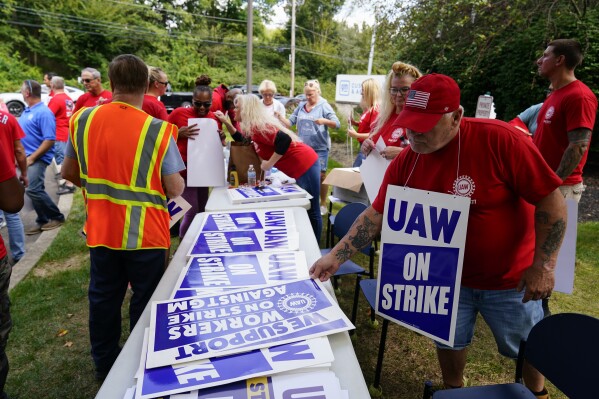 FILE - United Auto Workers members and supporters picket outside a General Motors facility in Langhorne, Pa., Friday, Sept. 22, 2023. The United Auto Workers expanded its strike against major automakers Friday, walking out of 38 General Motors and Stellantis parts distribution centers in 20 states. (AP Photo/Matt Rourke, File)