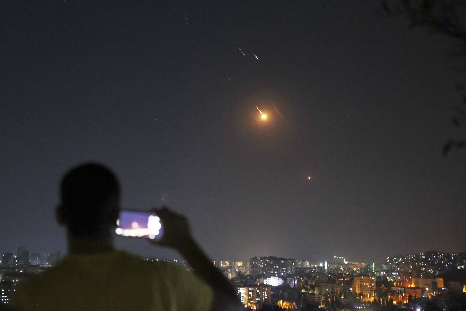 Israel lanza nuevos bombardeos contra Teherán después que Trump exige 