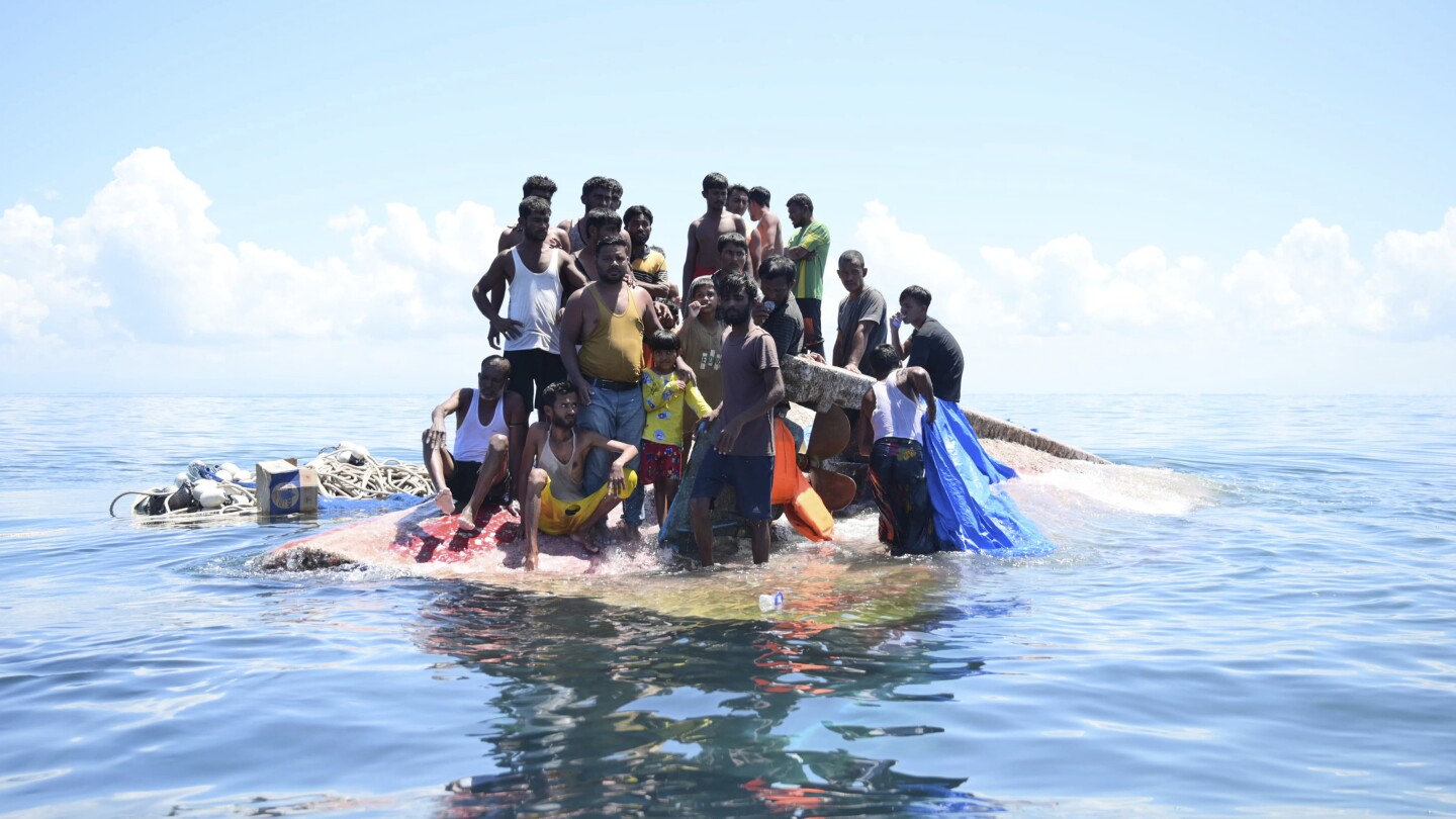 인도네시아: 바다에서 하룻밤을 보낸 후 구조된 로힝야 무슬림 난민들