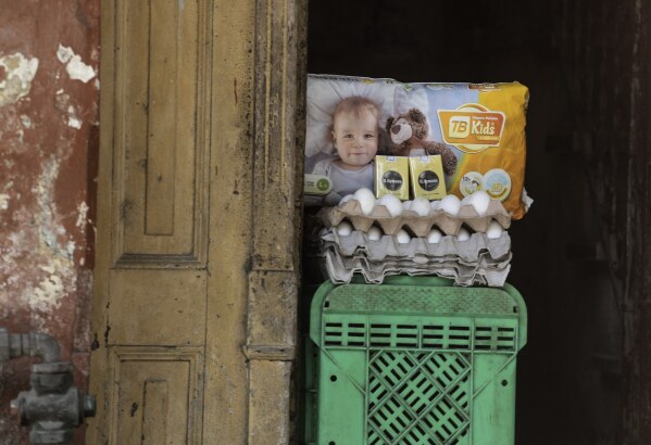 Huevos, cigarrillos y pañales se ven a la venta a la entrada de una casa en La Habana, Cuba, el miércoles 13 de marzo de 2024. Durante 60 años la libreta de abastecimiento fue el pilar de la alimentación en la isla. Pero las cosas han cambiado y en las últimas protestas la consigna de los manifestantes fue “corriente y comida” en alusión a los recurrentes apagones y al desabastecimiento de alimentos. (AP Foto/Ariel Ley)