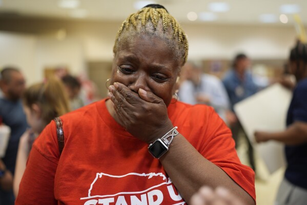Vicki Holloway, een medewerker van een Volkswagen-autofabriek, wordt emotioneel terwijl ze feest viert nadat werknemers op vrijdag 19 april 2024 in Chattanooga, Tennessee (AP Photo/George Walker IV) hebben gestemd om lid te worden van de UAW.