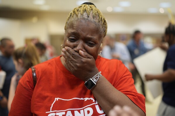 Vicki Holloway, eine Mitarbeiterin des Volkswagen-Automobilwerks, wird emotional, als sie feiert, nachdem die Mitarbeiter am Freitag, dem 19. April 2024, in Chattanooga, Tennessee, für den Beitritt zur UAW gestimmt haben (AP Photo/George Walker IV).