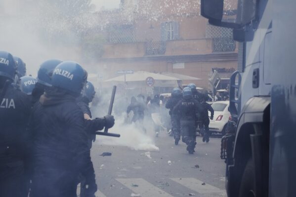 I tifosi della Lazio si ribellano alla polizia prima della partita di calcio di Serie A tra Lazio e Roma allo Stadio Olimpico di Roma, domenica 13 aprile 2025. (AP Photo/Gregorio Borgia)