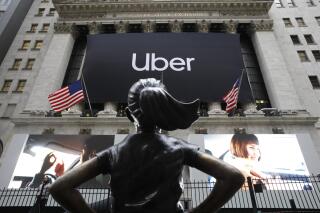 Fotografía de archivo del 10 de mayo de 2019 de la estatua de "La niña sin miedo" frente a la Bolsa de Valores de Nueva York antes de que Uber, el servicio de transporte por aplicación más grande del mundo, tenga su oferta pública inicial. (AP Foto/Mark Lennihan)