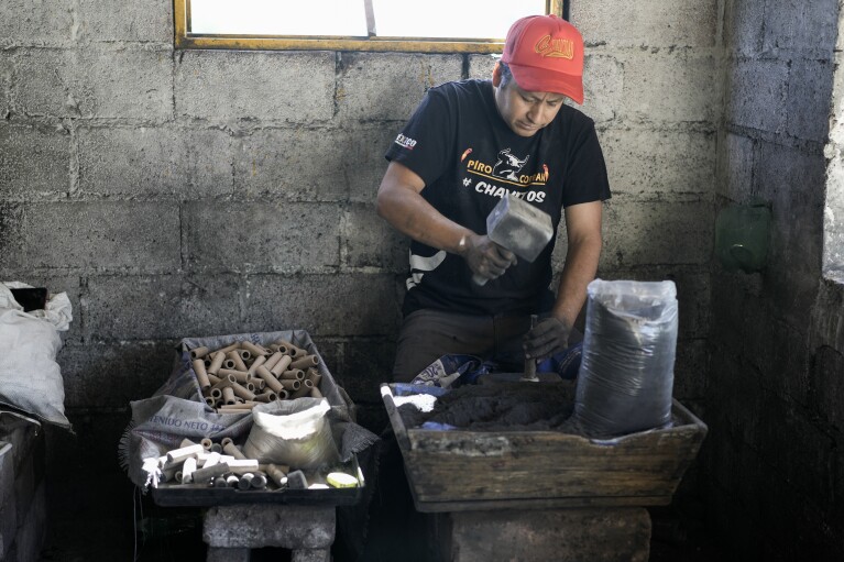 拉斐尔·马丁内斯 (Rafael Martinez) 在自家的作坊里用火药制作烟花，为一年一度的纪念上帝圣约翰的节日做准备，圣约翰是穷人和病人的守护神，烟花生产商将他视为保护人物，周二，墨西哥图尔特佩克， 2024 年 3 月 5 日。（美联社照片/Marco Ugarte）