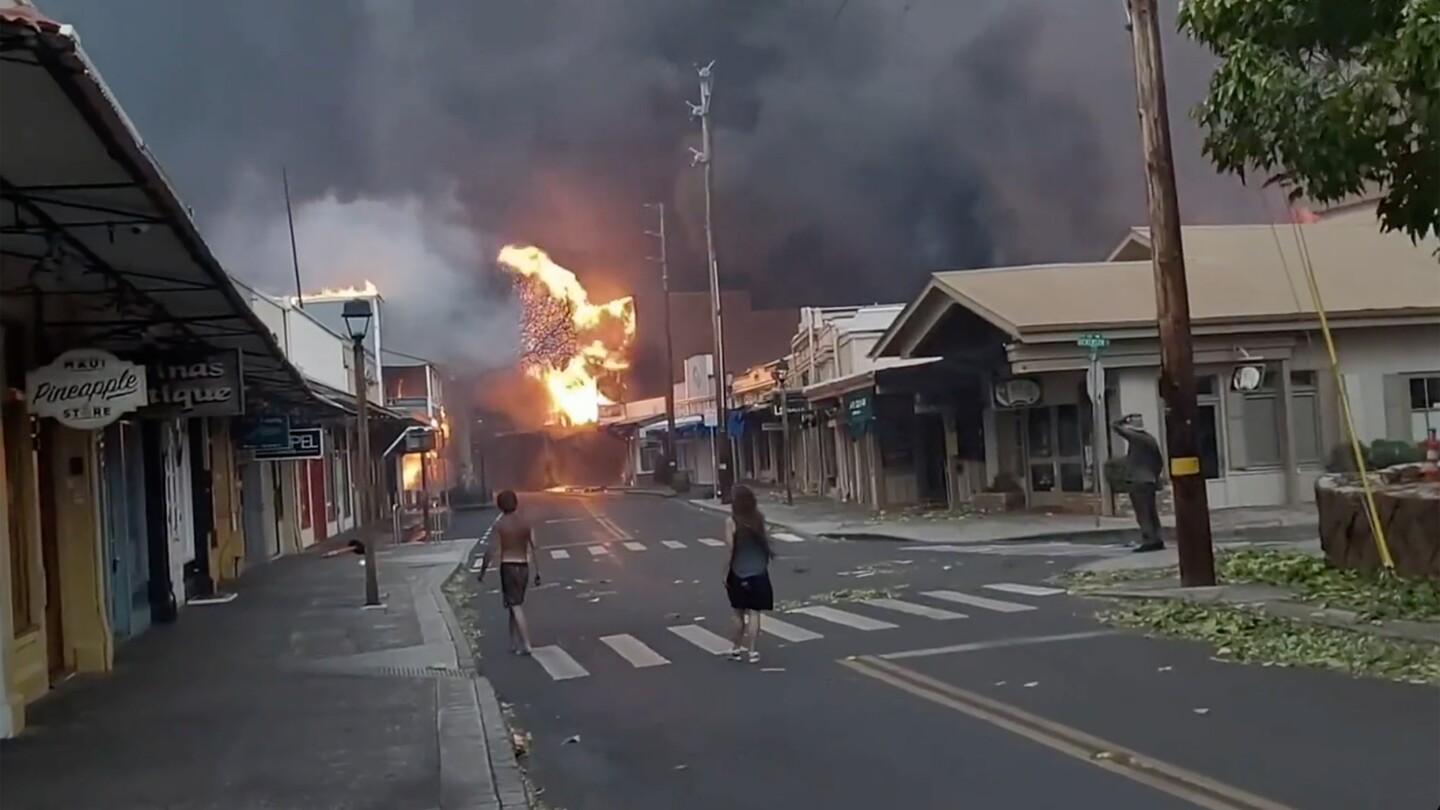माउई जंगल की आग: अधिकारी का कहना है कि हवाई द्वीप के कुछ हिस्सों में आग लगने से कम से कम 6 लोगों की मौत हो गई
