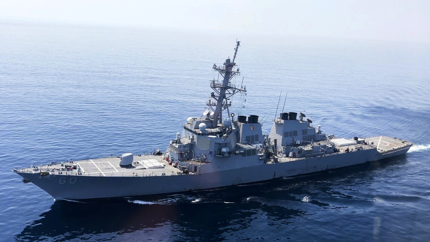 ВАШИНГТОН AP — Военноморските сили на САЩ започват да набират