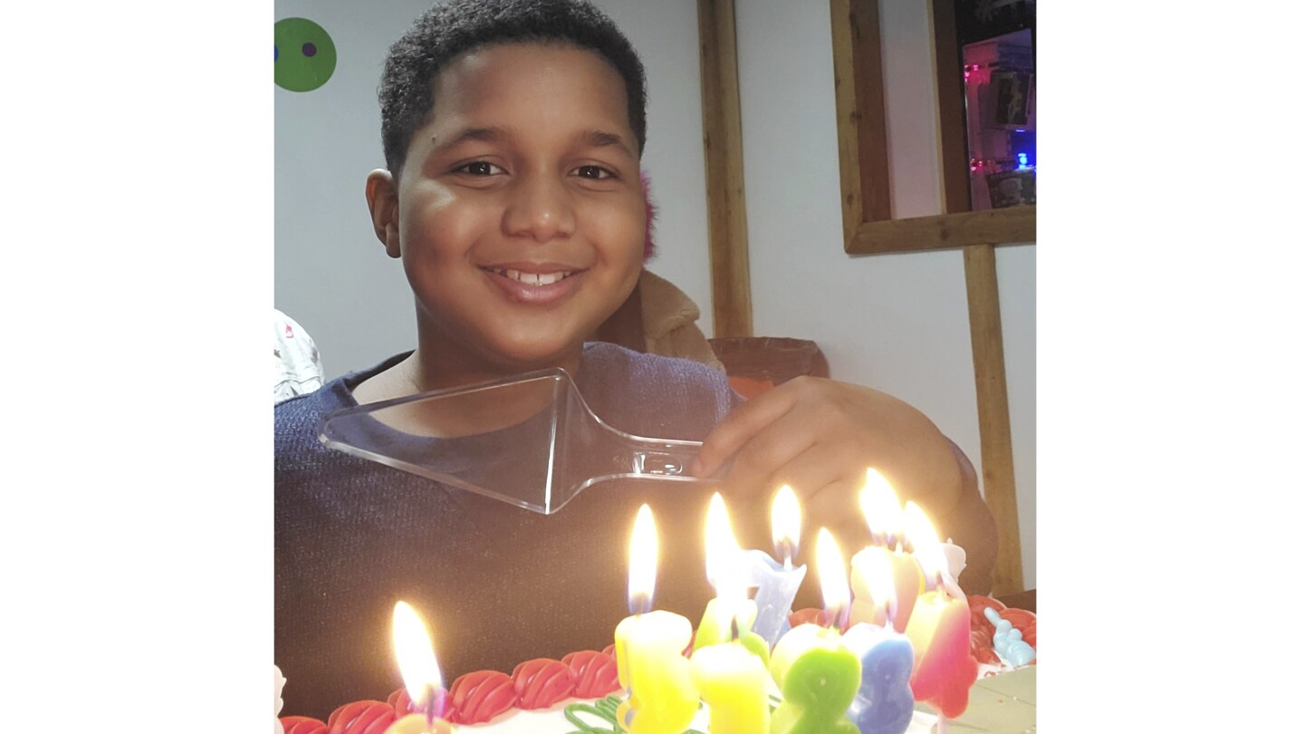 11-годишно дете, убито при стрелба в училище в Айова, запомнено като весело момче, което обичаше футбола и пеенето