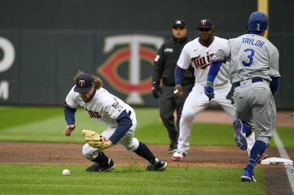 Kershaw pulled after 7 with perfect game; Dodgers top Twins