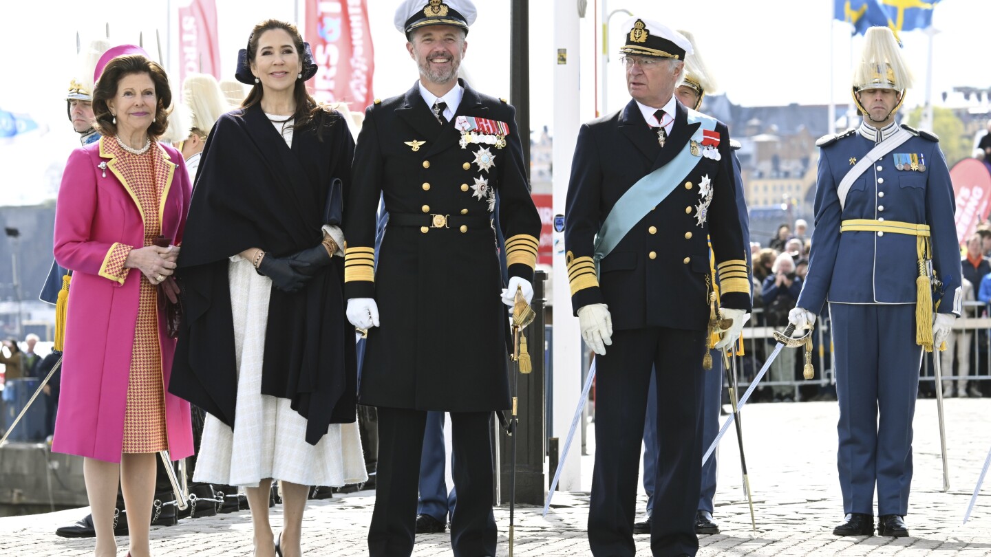 Il re Federico di Danimarca e sua moglie, nata in Australia, stanno visitando la Svezia per il loro primo viaggio ufficiale all’estero