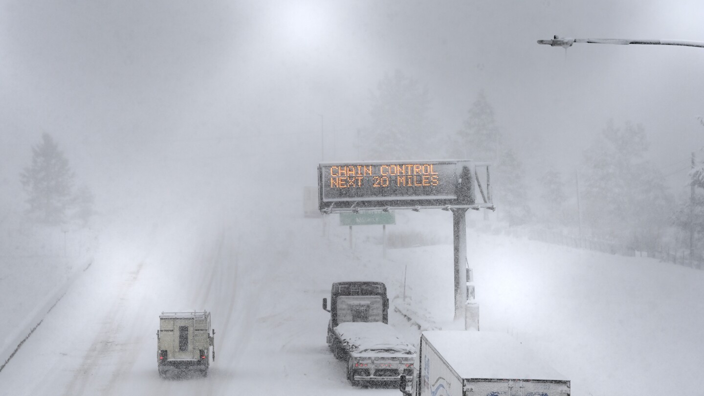 Мощна буря в Калифорния и Невада затвори междущатски пътища и нанесе сняг върху планините