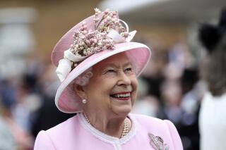 ARCHIVO - La reina Isabel II de Gran Bretaña llega el miércoles 29 de mayo de 2019 a una fiesta real en el jardín del Palacio de Buckingham, en Londres. (Yui Mok/Pool Photo vía AP, Archivo)