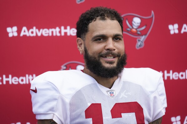 Mike Evans agrees to a 2-year, $52 million contract to remain with the  Buccaneers, AP source says | AP News
