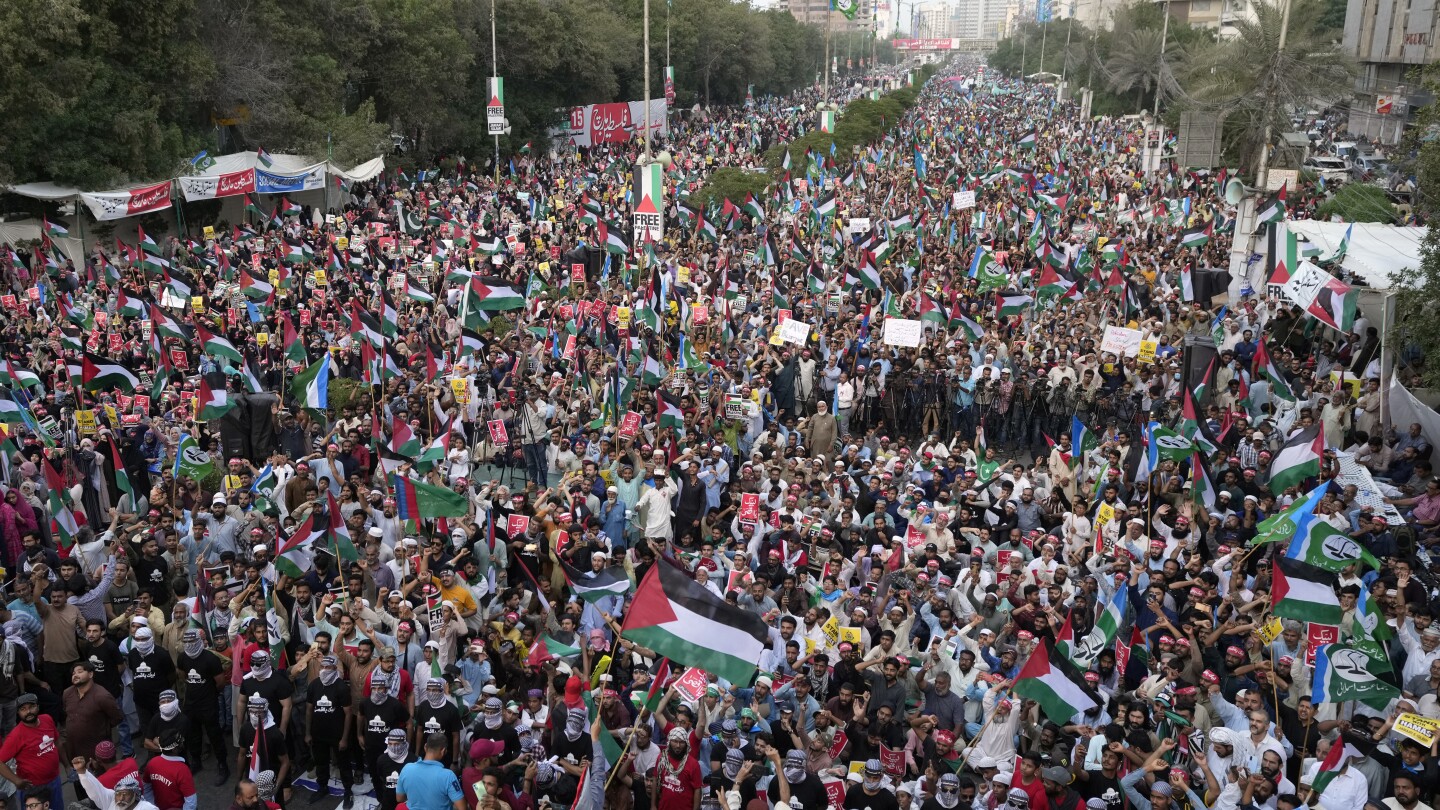 Thousands rally in Pakistan against Israel’s bombing in Gaza, chanting anti-American slogans