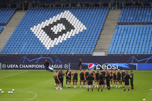 Shakhtar Donetsk's players and coaches gather for a training session in Hamburg, Germany, Monday, Sept. 18, 2023. Shakhtar Donetsk will face FC Porto for a Champions League group H soccer match in Hamburg on Sept. 19, 2023. Christian Charisius/dpa via AP)