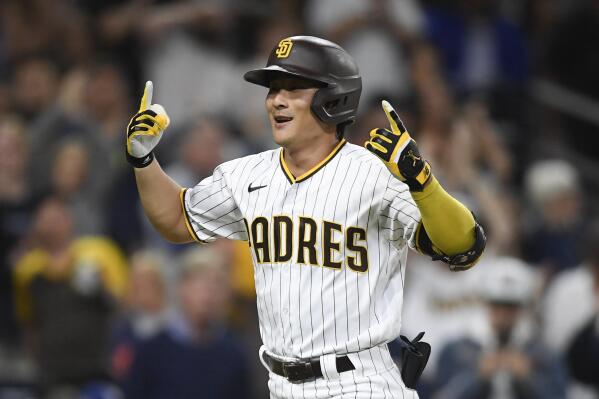 Padres' Kim Ha-seong hits 1st career walkoff homer