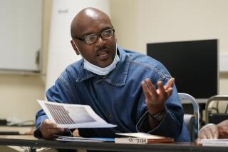 El recluso Derry Brown habla durante una clase de inglés llamada "Ficciones cosmopolitas" en la Universidad Monte Tamalpais en la Prisión Estatal San Quentin el 12 de abril de 2022 en San Quentin, California. (AP Foto/Eric Risberg)