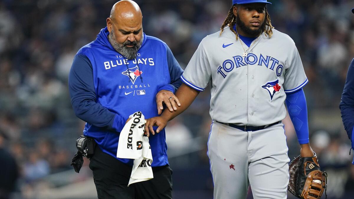 Romero leaves game with knee discomfort as Jays beat Yankees 3-2