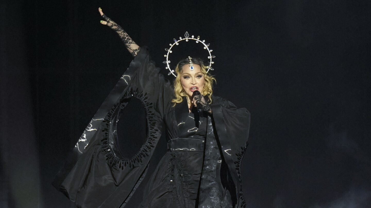 Madonna mengadakan konser gratis di Rio, mengubah Pantai Copacabana menjadi lantai dansa besar-besaran