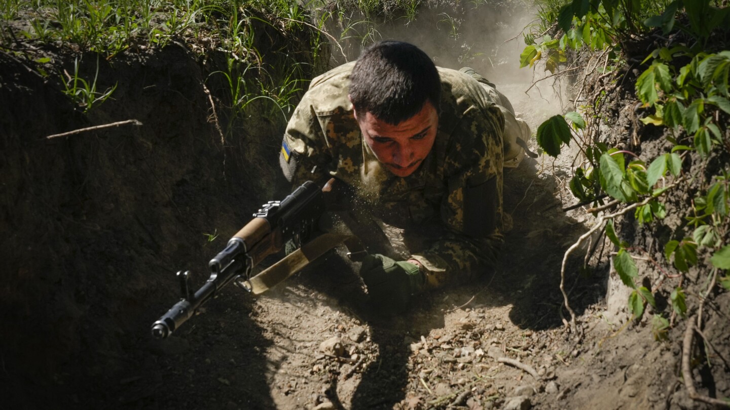 La loi ukrainienne sur la mobilisation, source de division, entre en vigueur alors qu’une nouvelle poussée russe met à rude épreuve les troupes de première ligne