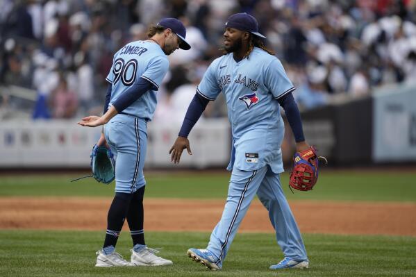 Bo Bichette hugs Kevin Kiermaier after making the catch. #MLB