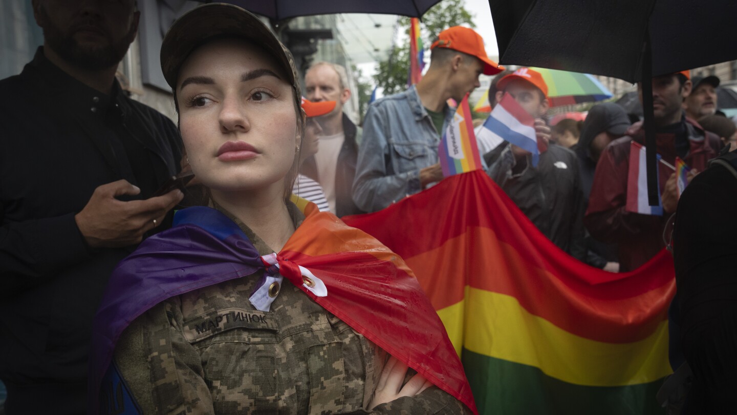КИЕВ Украйна AP — Няколкостотин украински ЛГБТК военнослужещи и техните