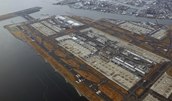 ARCHIVO - Los restos en llamas de un avión de Japan Airlines, abajo a la derecha, y un avión de la Guardia Costera de Japón, arriba a la izquierda, se ven en el aeropuerto de Haneda en Tokio, el 3 de enero de 2024. Los 379 pasajeros del vuelo JAL-516 de Japan Airlines no No esperaba que el avión se incendiara. Su avión estaba a punto de aterrizar en el aeropuerto Haneda de Tokio el martes por la noche.  Un avión más pequeño Bombardier Dash-8 de la Guardia Costera, que se preparaba para despegar para entregar ayuda de emergencia al centro de Japón afectado por el terremoto, estaba usando la misma pista cuando los dos aviones chocaron.  The Associated Press recopiló relatos de testigos, funcionarios y transcripciones de comunicaciones de control de tráfico.  (Kyodo News vía AP, Archivo)