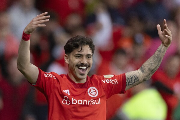 Mauricio of Brazil's Internacional celebrates after scoring his side's opening goal against Colombia's Independiente Medellin during a Copa Libertadores soccer match at Beira Rio stadium in Porto Alegre, Brazil, Wednesday, June 28, 2023. (AP Photo/Liamara Polli)