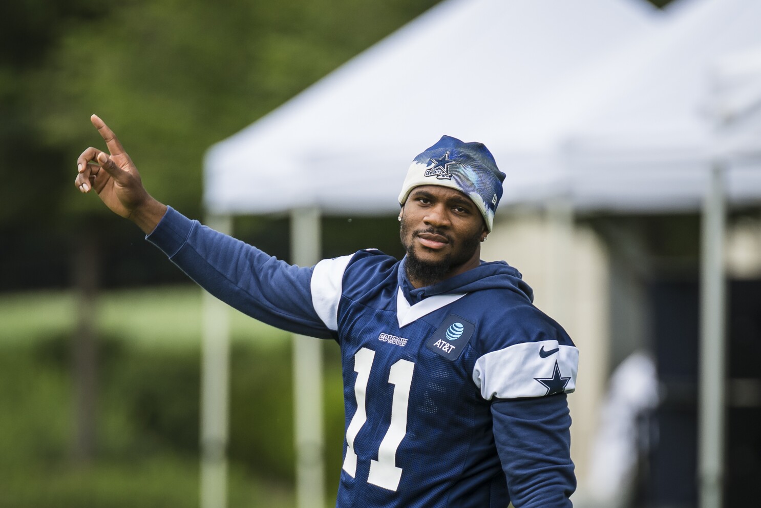 Micah Parsons shows up for minicamp with Cowboys, has lengthy chat with Jerry Jones