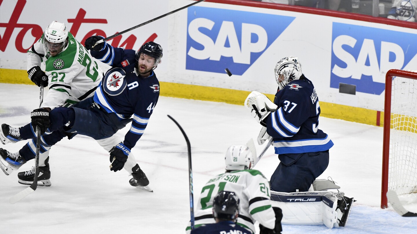 Hellebuyck и Jets обратно на път в плейофите на NHL в Далас; Флорида се стреми да получи дори срещу Торонто 
