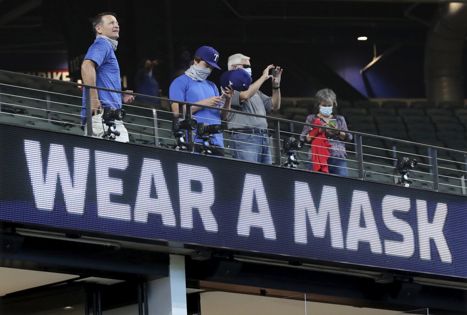 World Series 2020: Dodgers fans watching at stadium drive-in